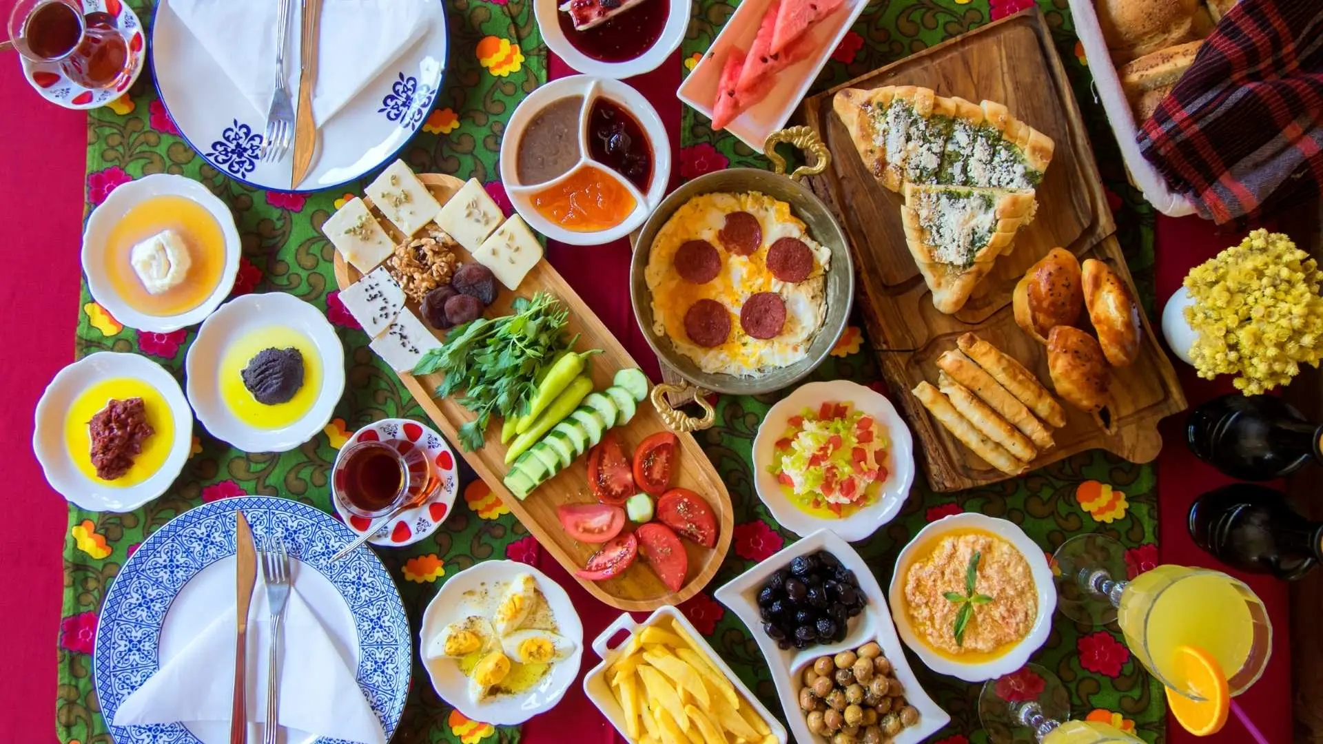 Tureckie śniadanie: wyjątkowa tradycja i atrakcja gastronomiczna
