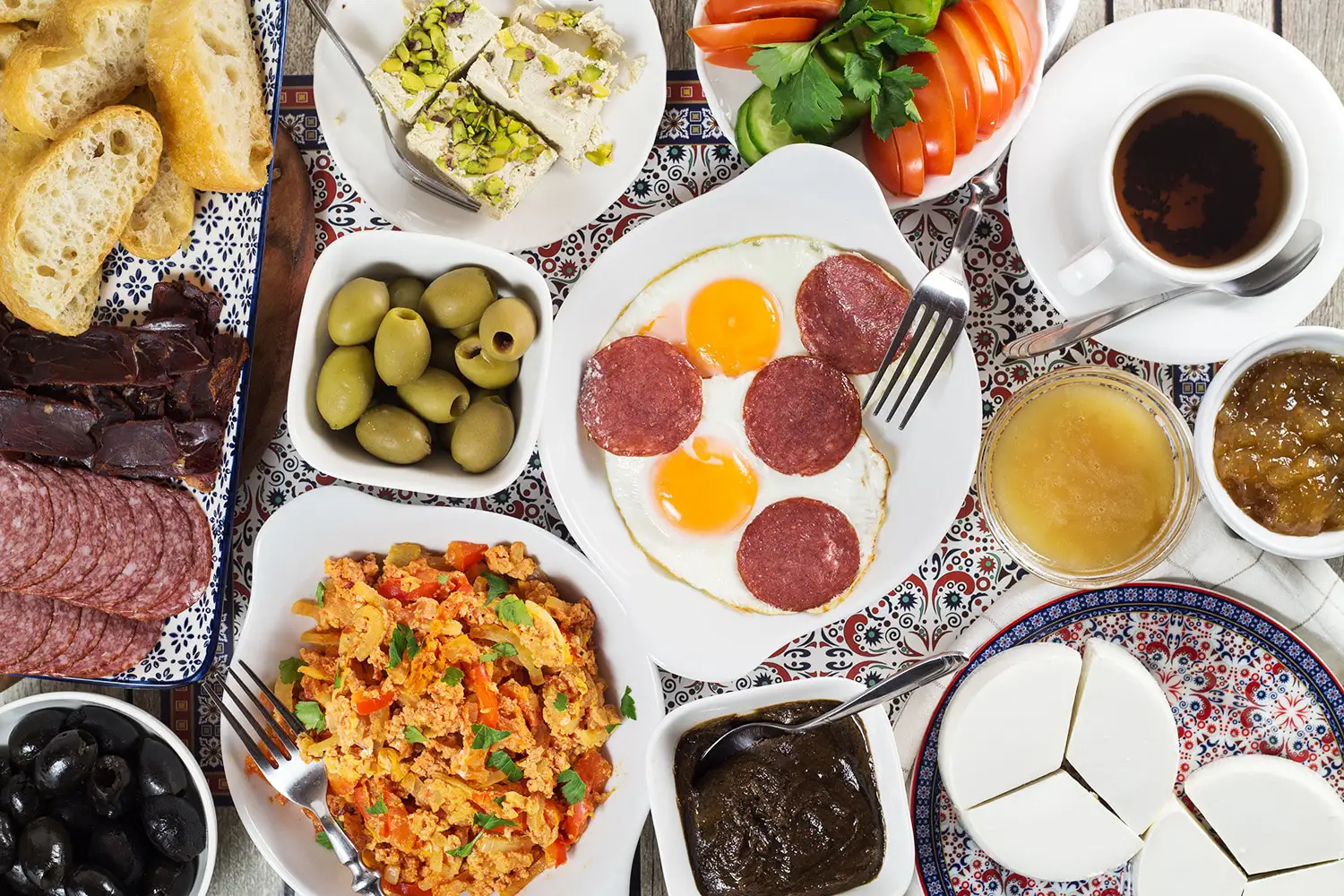 Tureckie śniadanie: wyjątkowa tradycja i atrakcja gastronomiczna